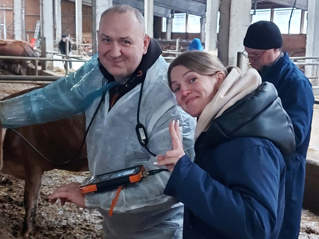 Татьяна обучается УЗИ диагностике коров.jpg
