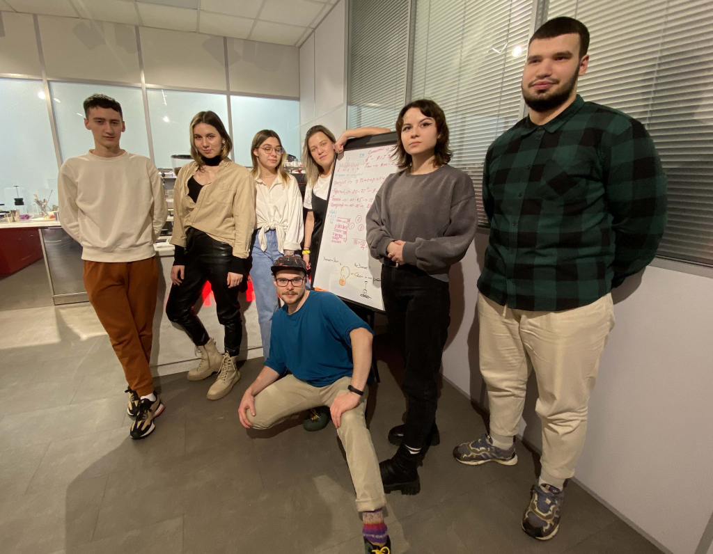 Участники проходили обучение небольшими группами.jpg Участники проходили обучение небольшими группами.jpg